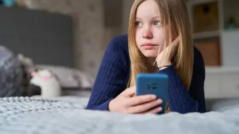 Padres y tutores tendrán un papel clave en la supervisión del uso de plataformas digitales por parte de menores./ Pixabay