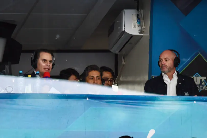 Martinoli junto a sus comapñeros en un palco de TV Azteca | MexSport