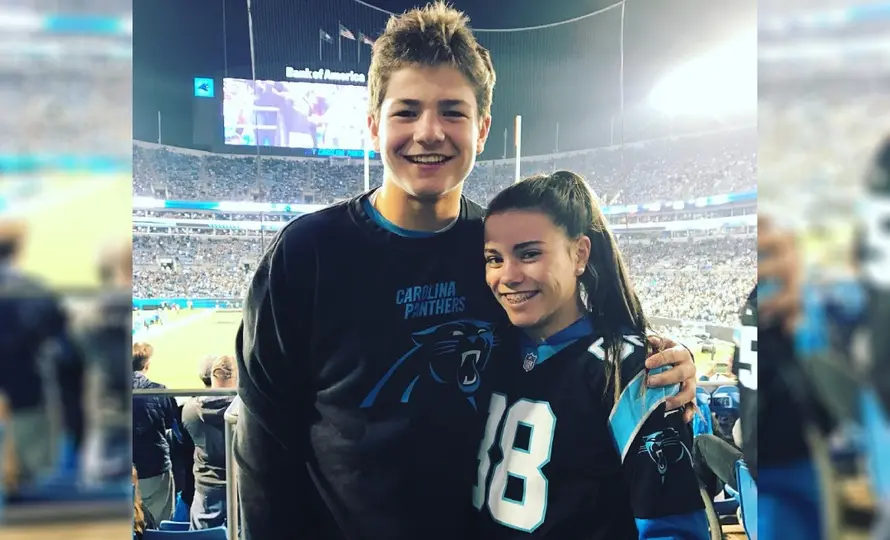 Drake Maye y Ann Michael como aficionados en un partido de los Carolina Panthers en 2016 | INSTAGRAM: @annmichaelhmaye