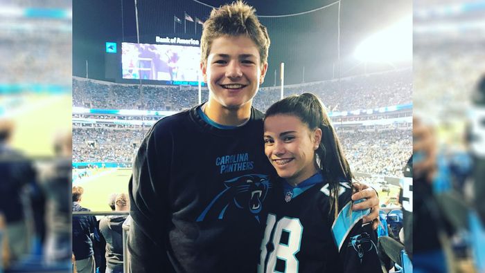 Drake Maye y Ann Michael como aficionados en un partido de los Carolina Panthers en 2016 | INSTAGRAM: @annmichaelhmaye