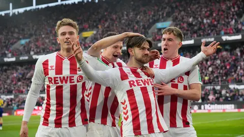 Jan Thielmann celebra con sus compañeros de Colonia en el partido de Bundesliga contra Leipzig | AP