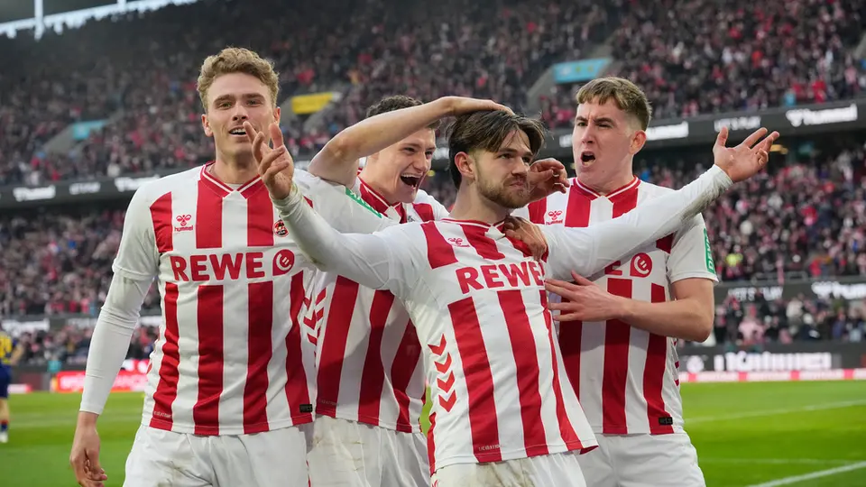 Jan Thielmann celebra con sus compañeros de Colonia en el partido de Bundesliga contra Leipzig | AP