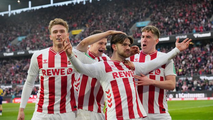 Jan Thielmann celebra con sus compañeros de Colonia en el partido de Bundesliga contra Leipzig | AP