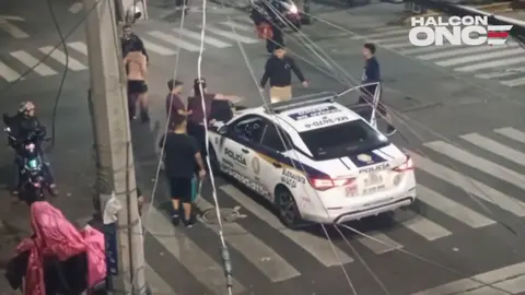 El uniformado no se podía defender ante el ataque entre varias personas / Captura de Pantalla