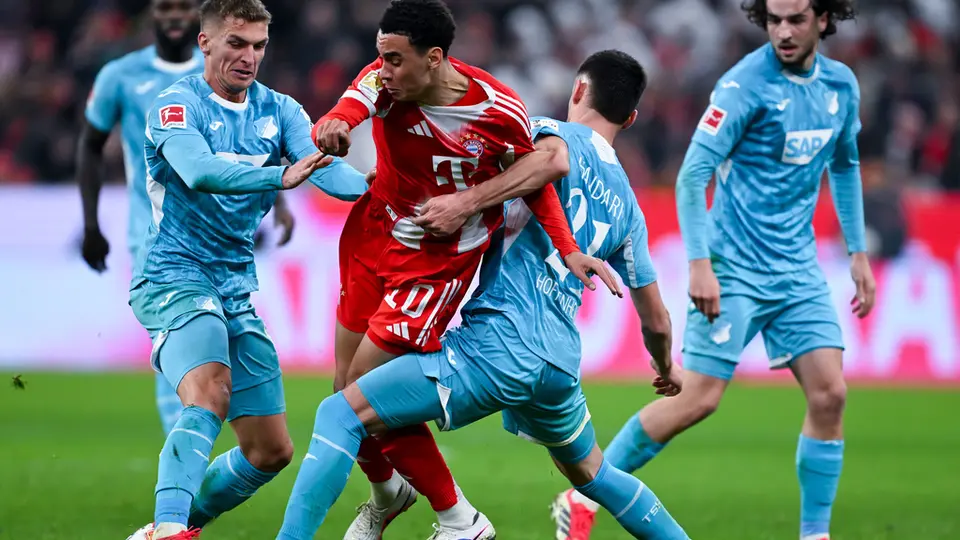 Albian Hajdari intenta frenar a Jamal Musiala en el partido de Bayern Munich contra Hoffenheim en la Bundesliga | AP
