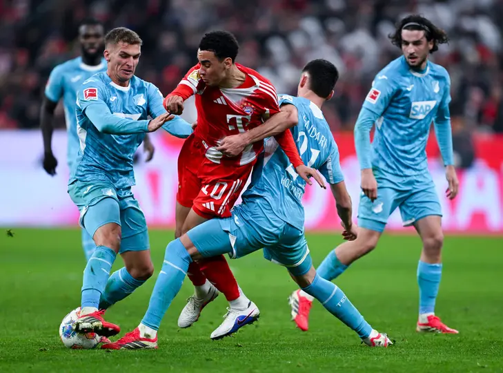 Albian Hajdari intenta frenar a Jamal Musiala en el partido de Bayern Munich contra Hoffenheim en la Bundesliga | AP