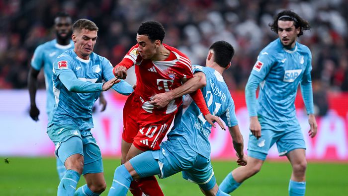 Albian Hajdari intenta frenar a Jamal Musiala en el partido de Bayern Munich contra Hoffenheim en la Bundesliga | AP