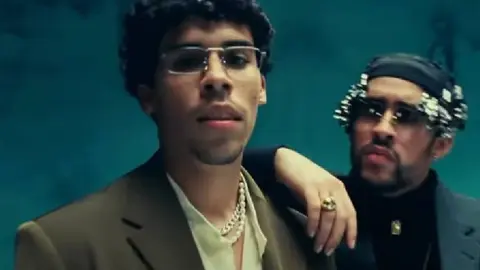 Bernie Martínez Ocasio, hermano de Bad Bunny, ha llamado la atención por su incursión en el mundo de la moda y el modelaje./ RS