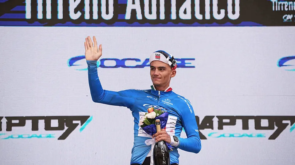 Isaac del Toro queda lejos del Top 10 en la Etapa 3 del Tirreno-Adriático 2026, pero se mantiene líder general