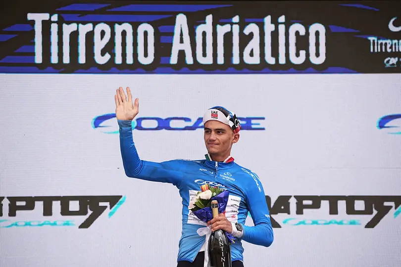 Del Toro con el jersey azul del líder general en el Tirreno-Adriático 2026 luego de la Etapa 2 | AP