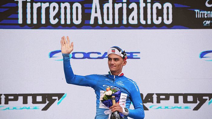 Del Toro con el jersey azul del líder general en el Tirreno-Adriático 2026 luego de la Etapa 2 | AP