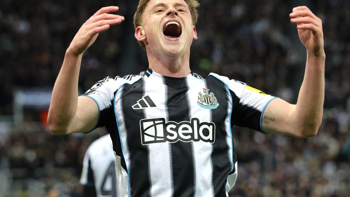 Harvey Barnes celebra su gol con Newcastle ante Barcelona en Octavos de Final de Champions League | AP