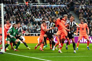 Raphinha despeja el balón durante el partido entre Newcastle y Barcelona en la Champions League | AP