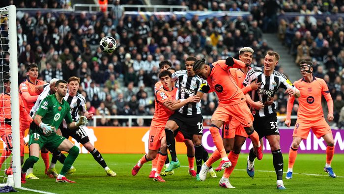 Raphinha despeja el balón durante el partido entre Newcastle y Barcelona en la Champions League | AP