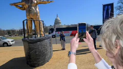 Los turistas no dejaron de tomarle fotos a la estatua de los polémicos personajes / AP