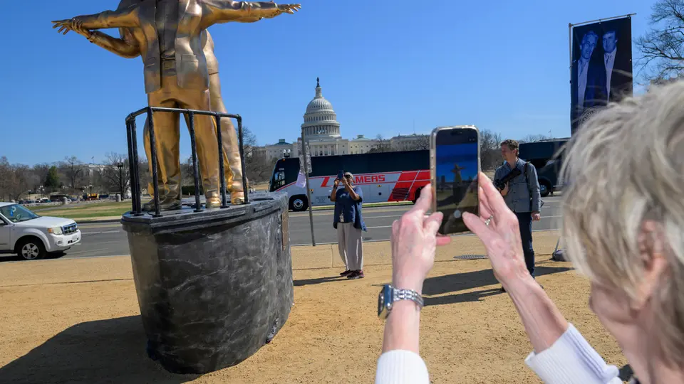Los turistas no dejaron de tomarle fotos a la estatua de los polémicos personajes / AP