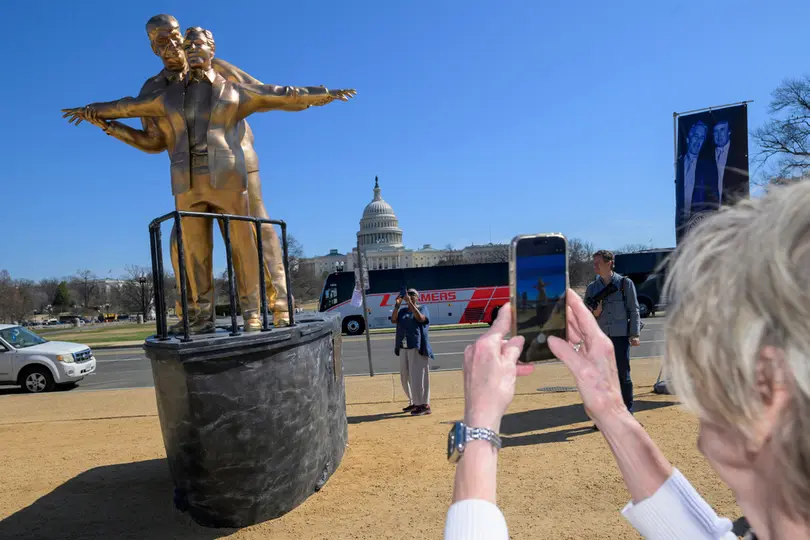 Los turistas no dejaron de tomarle fotos a la estatua de los polémicos personajes / AP