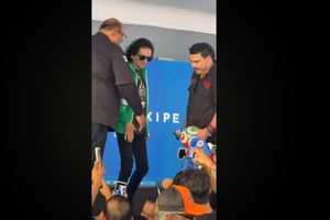 VIDEO: Alex Lora se negó a firmar una playera de Cruz Azul