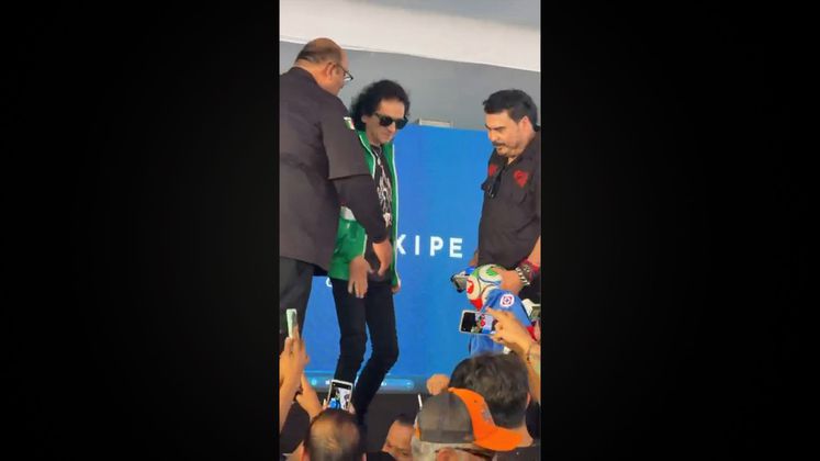 VIDEO: Alex Lora se negó a firmar una playera de Cruz Azul