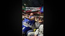 Niño Hamburguesa agrede a un aficionado en función independiente