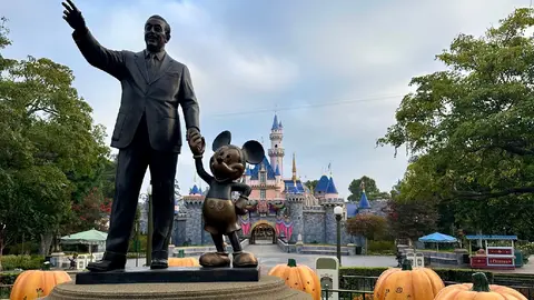 Equipos de emergencia acudieron al lugar para evaluar la situación / FB: @Disneyland