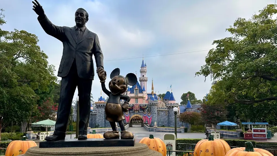 Equipos de emergencia acudieron al lugar para evaluar la situación / FB: @Disneyland
