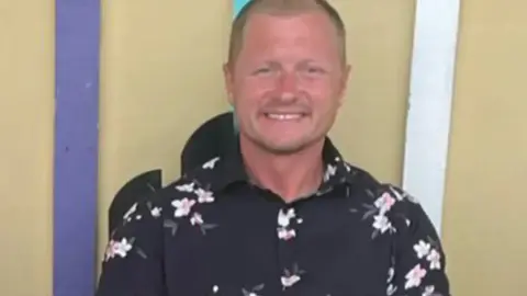 El docente fue identificado como Jason Hughes, de 40 años. / RS
