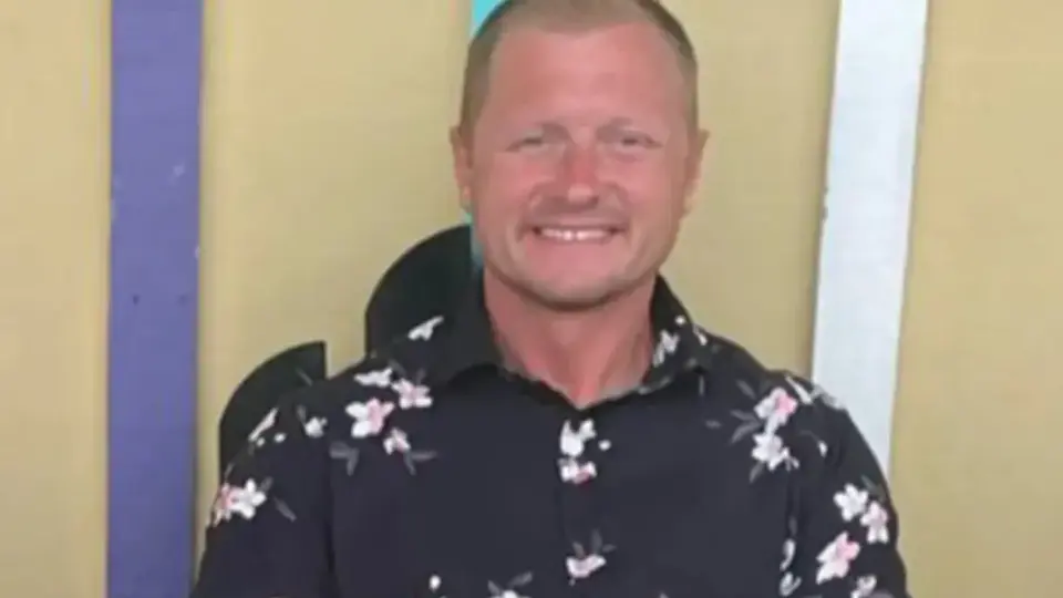 El docente fue identificado como Jason Hughes, de 40 años. / RS