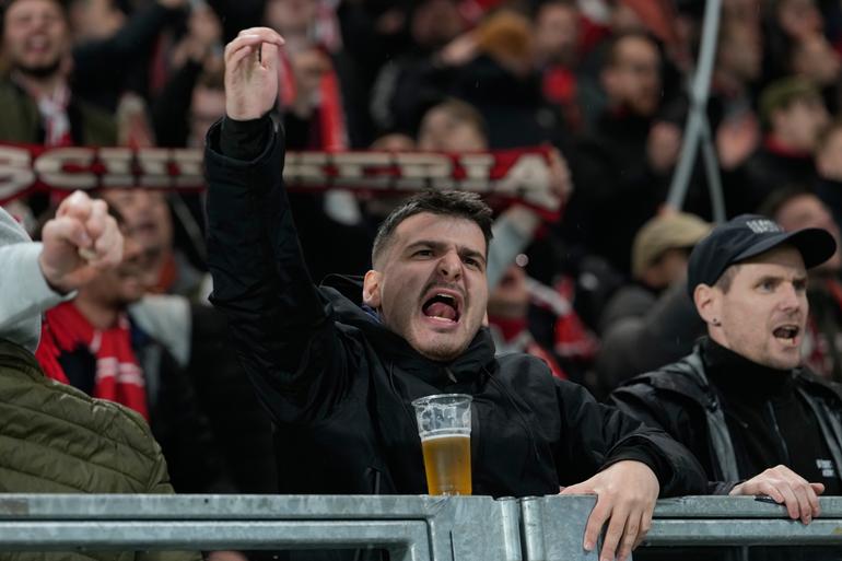 La afición del Bayern ya espera por ver a su equipo en Bérgamo | AP