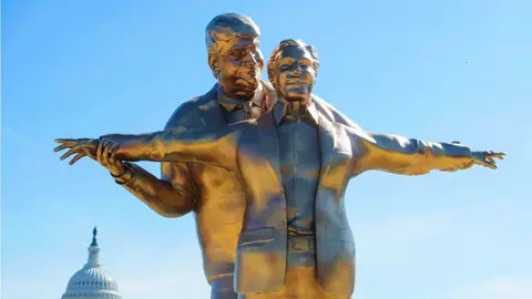 La escultura fue instalada por Secret Handshake, un colectivo anónimo / AP