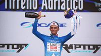 Isaac del Toro en el podio del Etapa 2 del Tirreno-Adriático 2026, con el jersey azul del líder general | AP