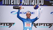 Isaac del Toro en el podio del Etapa 2 del Tirreno-Adriático 2026, con el jersey azul del líder general | AP