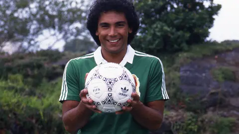Hugo Sánchez y el balón Azteca | MEXSPORT