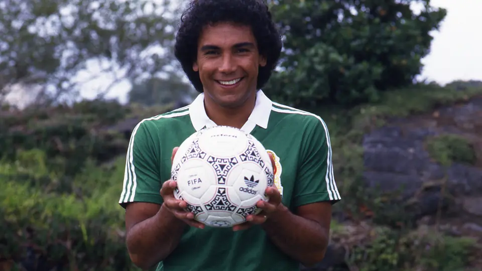 Hugo Sánchez y el balón Azteca | MEXSPORT