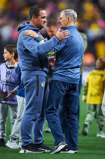 Enrique Borja abrazando a André Jardine l MexSport