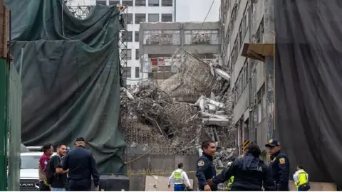 Equipos de emergencia lograron localizar a Ángel Miranda durante las labores de rescate tras el derrumbe del inmueble en la Ciudad de México./ X