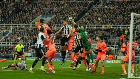 Joan García despeja el balón en un tiro de esquina en el partido de Newcastle ante Barcelona | AP