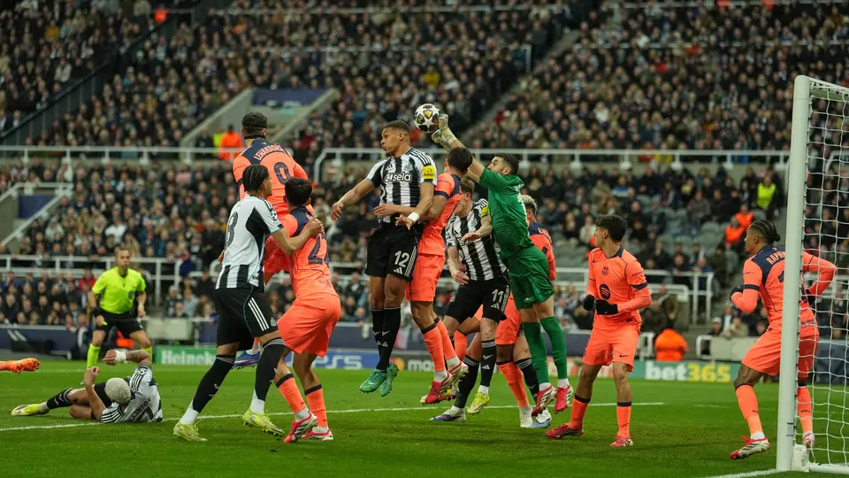 Joan García despeja el balón en un tiro de esquina en el partido de Newcastle ante Barcelona | AP