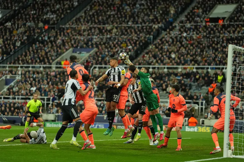 Joan García despeja el balón en un tiro de esquina en el partido de Newcastle ante Barcelona | AP