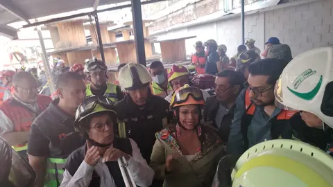 Bomberos y rescatistas trabajan entre los escombros del inmueble colapsado en la alcaldía Cuauhtémoc./X:@israellorenzana