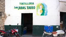 ¿Vender tortillas en hielera o a bordo de una motocicleta está prohibido?