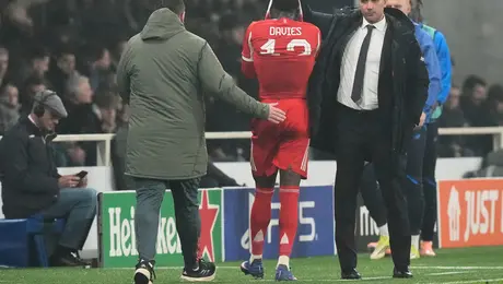 Alphonso Davies vuelve a encender las alarmas tras salir lesionado en el triunfo ante Atalanta