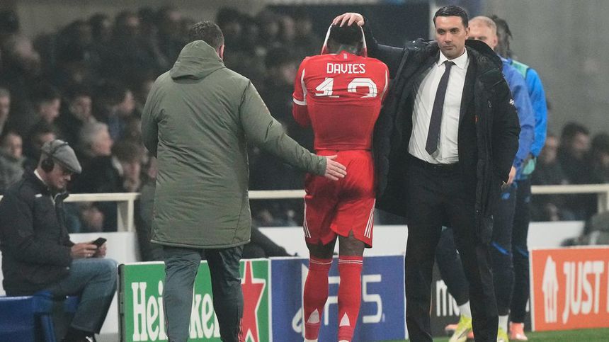 Alphonso Davies salió lesionado ante Atalanta | AP