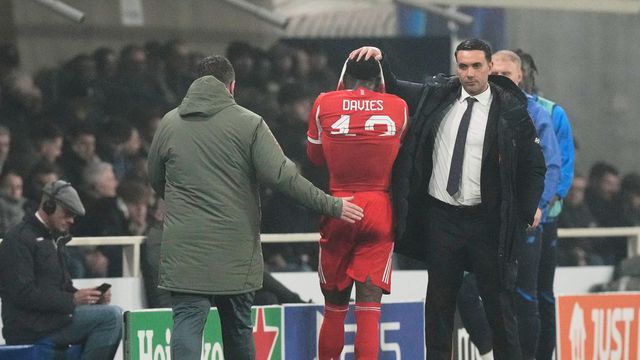 Alphonso Davies salió lesionado ante Atalanta | AP