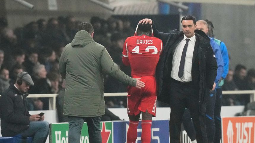 Alphonso Davies salió lesionado ante Atalanta | AP