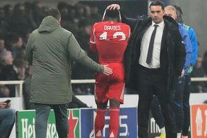 Alphonso Davies salió lesionado ante Atalanta | AP