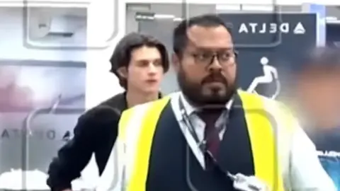 Miguel, hijo mayor de Aracely Arámbula y Luis Miguel, fue captado recientemente en el Aeropuerto de la Ciudad de México. / Ventaneando