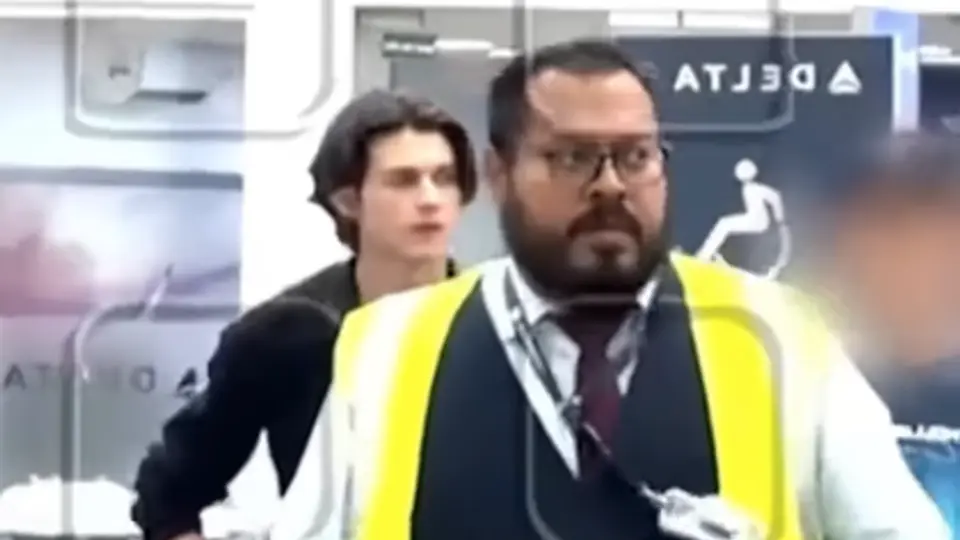 Miguel, hijo mayor de Aracely Arámbula y Luis Miguel, fue captado recientemente en el Aeropuerto de la Ciudad de México. / Ventaneando