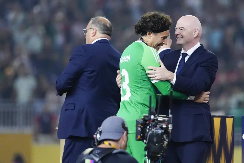 Memo Ochoa con Gianni Infantino en la Copa Oro 2025 | IMAGO 7