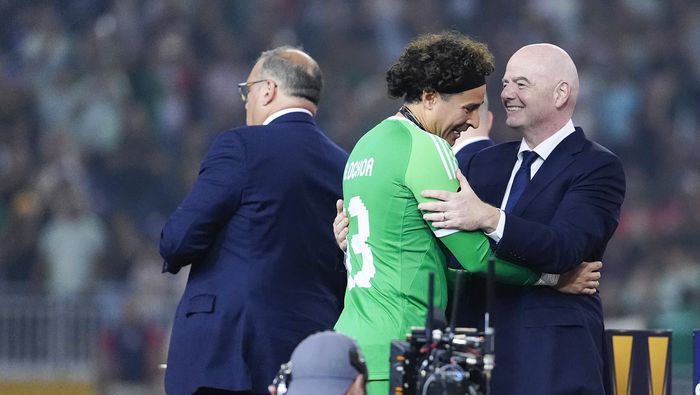 Memo Ochoa con Gianni Infantino en la Copa Oro 2025 | IMAGO 7